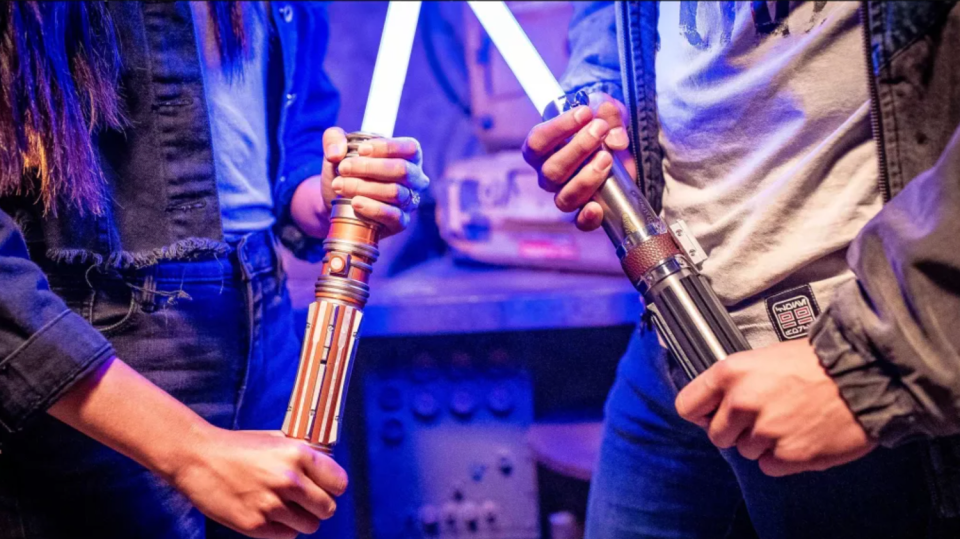 Disney představil novou a nesmírně přesvědčivou verzi světelného meče ze Star Wars